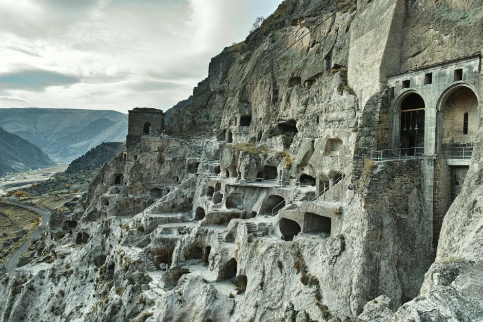 De grotten kloosters van Vardzia op een afstand