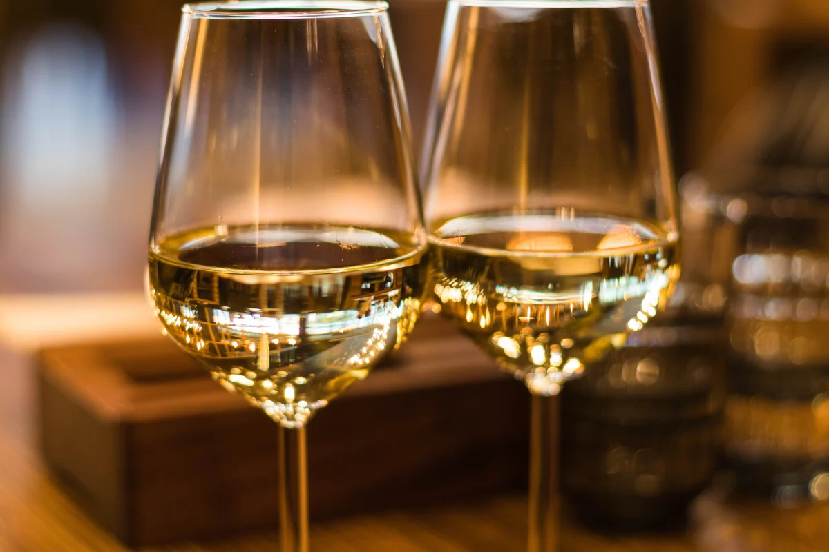 Twee glazen witte Georgische wijnen