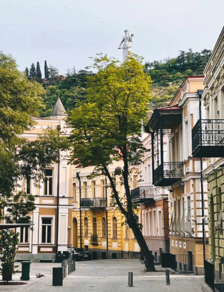 Standbeeld Kartlis Deda vanaf een afstand in Tbilisi, Georgië