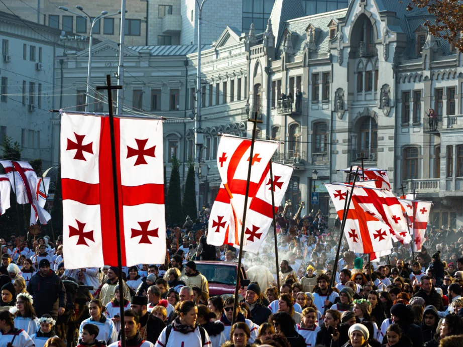 Optocht in Tbilisi tijdens een feest met Georgische vlaggen