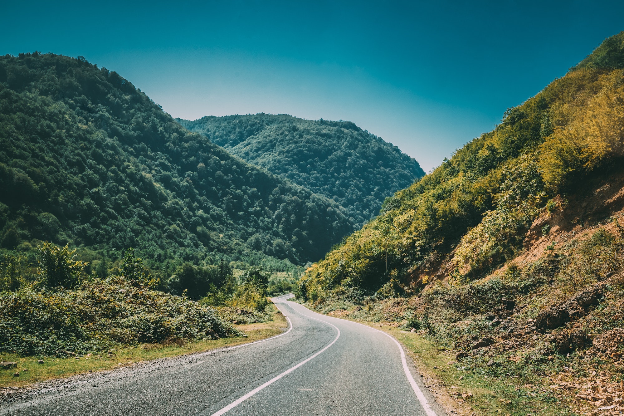 Grote weg tussen de bergen in Imereti in Georgië