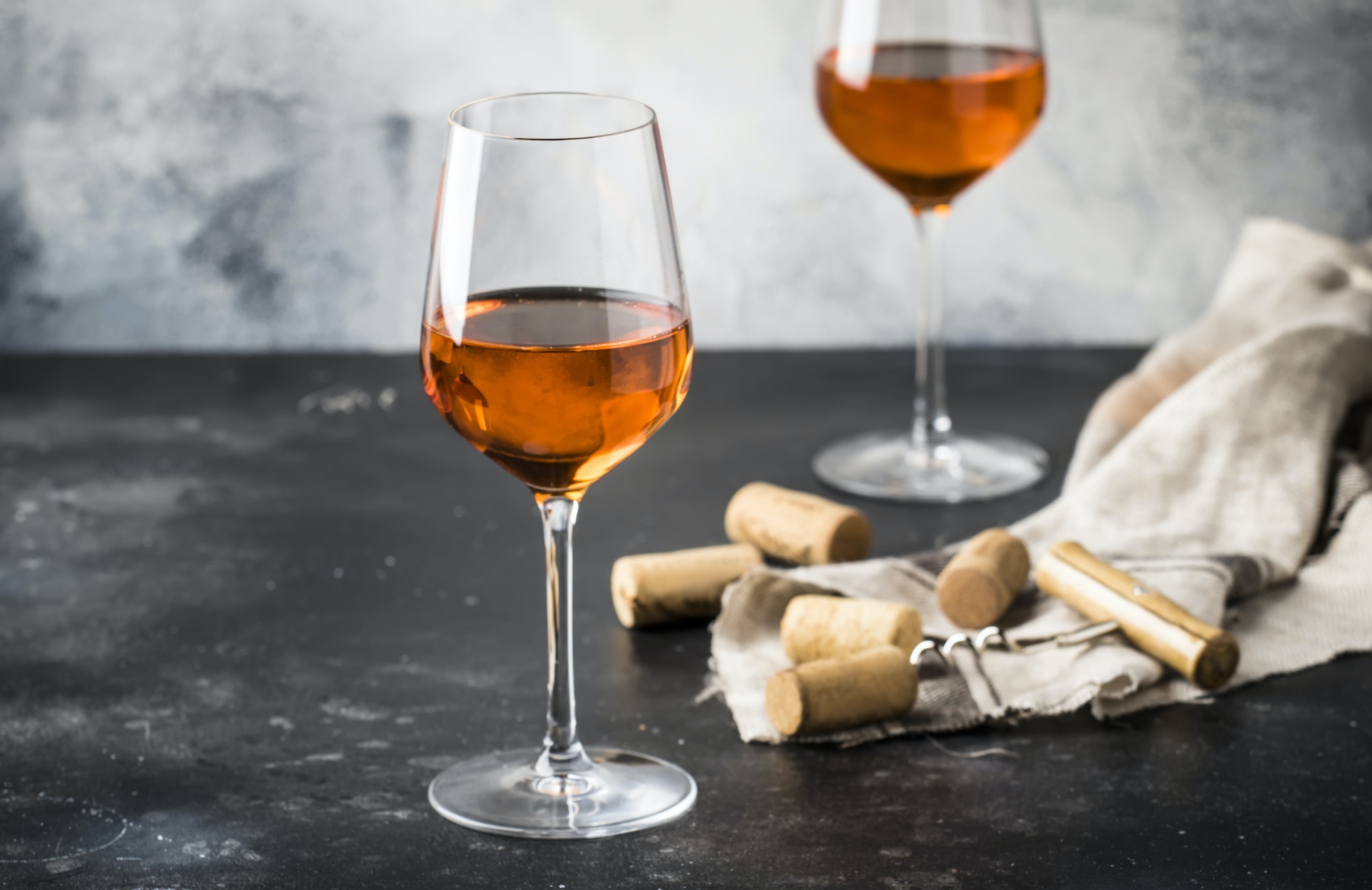 Twee glazen Georgische oranje wijn