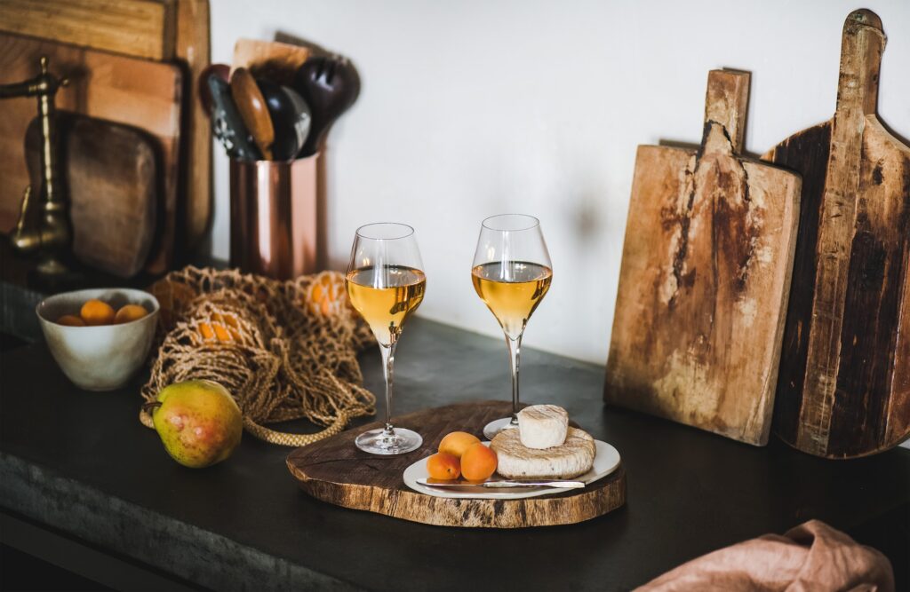 Twee glazen Georgische oranje wijn op tafel